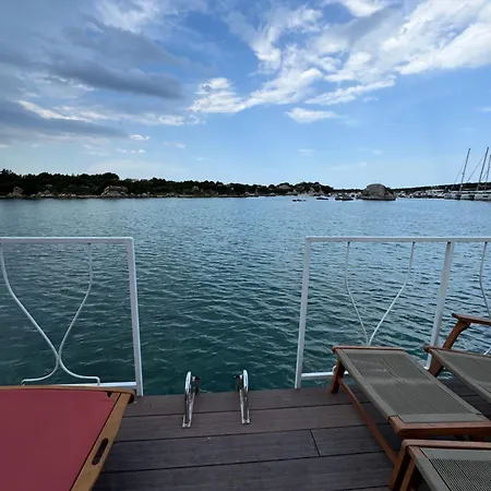Houseboat Costa Smeralda 보트호텔 *