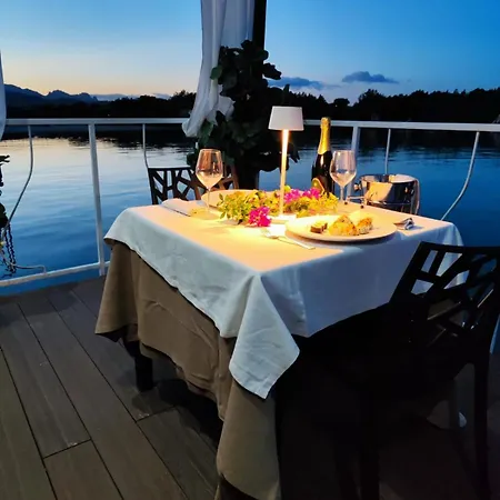 Houseboat Costa Smeralda 보트호텔 골푸아랑시
