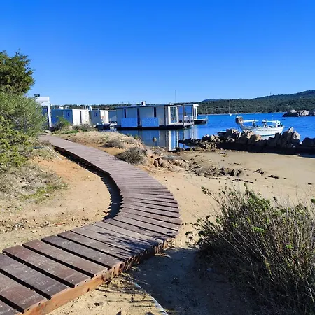 Houseboat Costa Smeralda 보트호텔 *