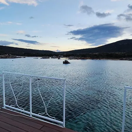 Houseboat Costa Smeralda 보트호텔 골푸아랑시